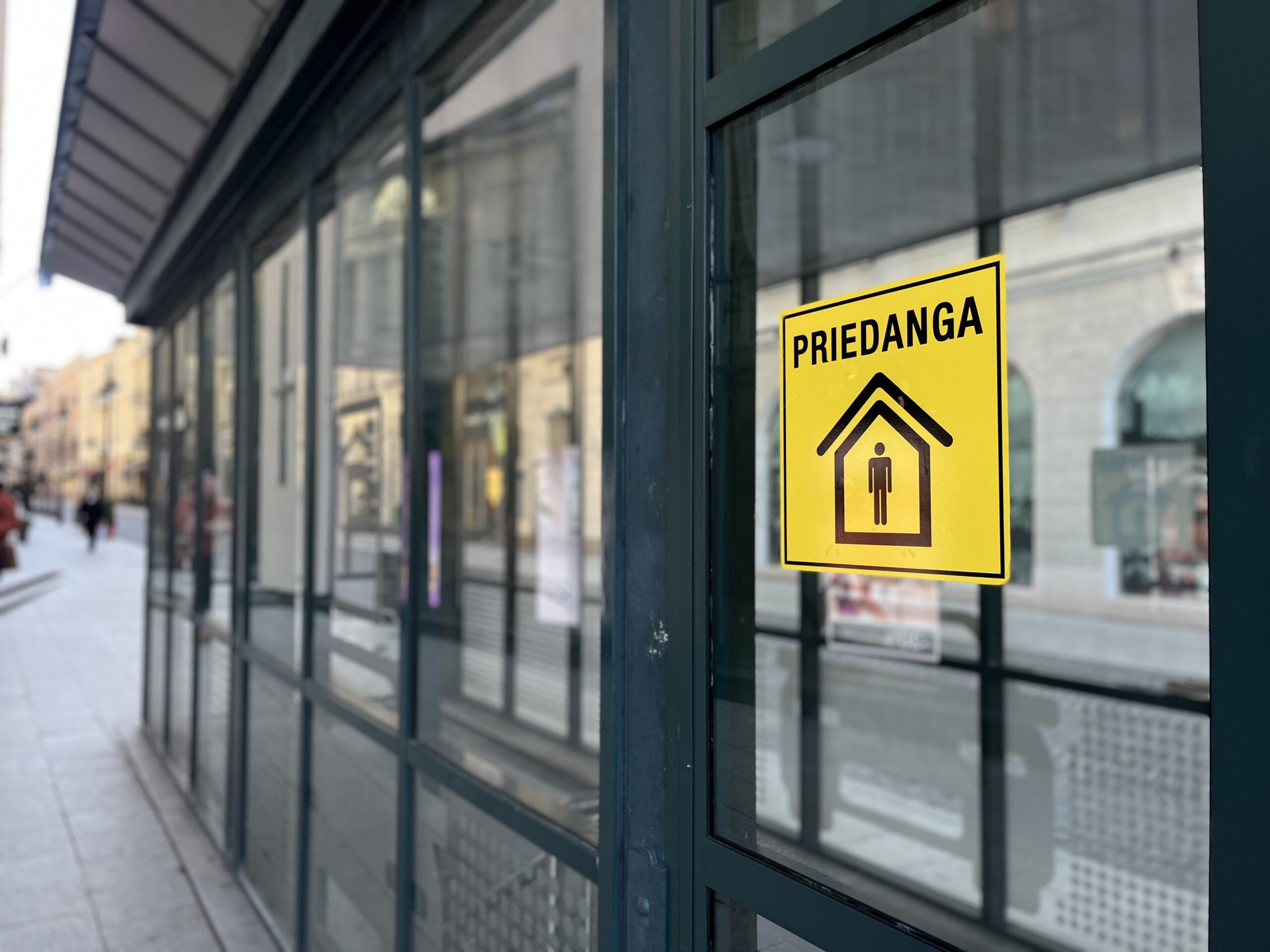 Oro pavojaus signalas priminė tvarką daugiabutyje: kokių taisyklių būtina laikytis namų bendrojo naudojimo patalpose